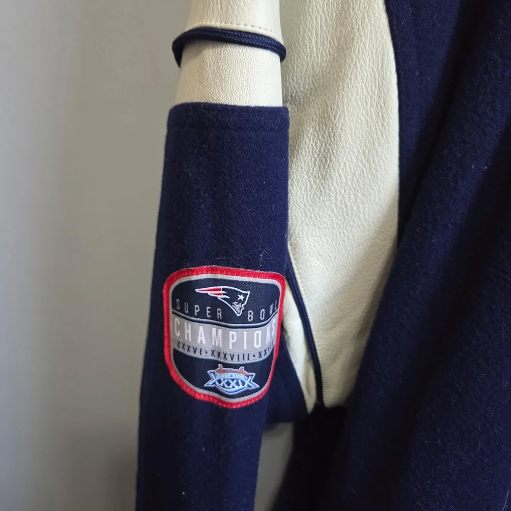 Vintage Reebok Men's Navy and Cream Varsity Jacket - Picture 4 of 5